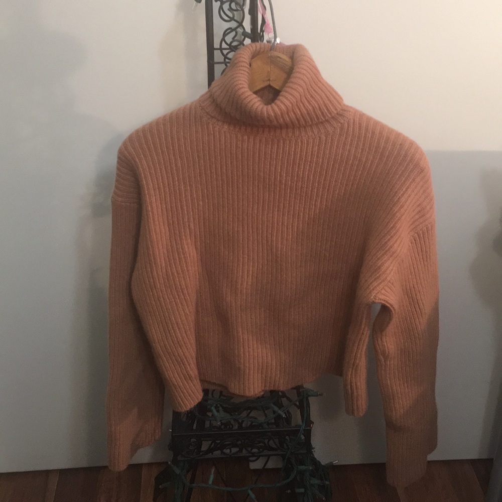 Lovely  warm fall/ winter cozy sweater.